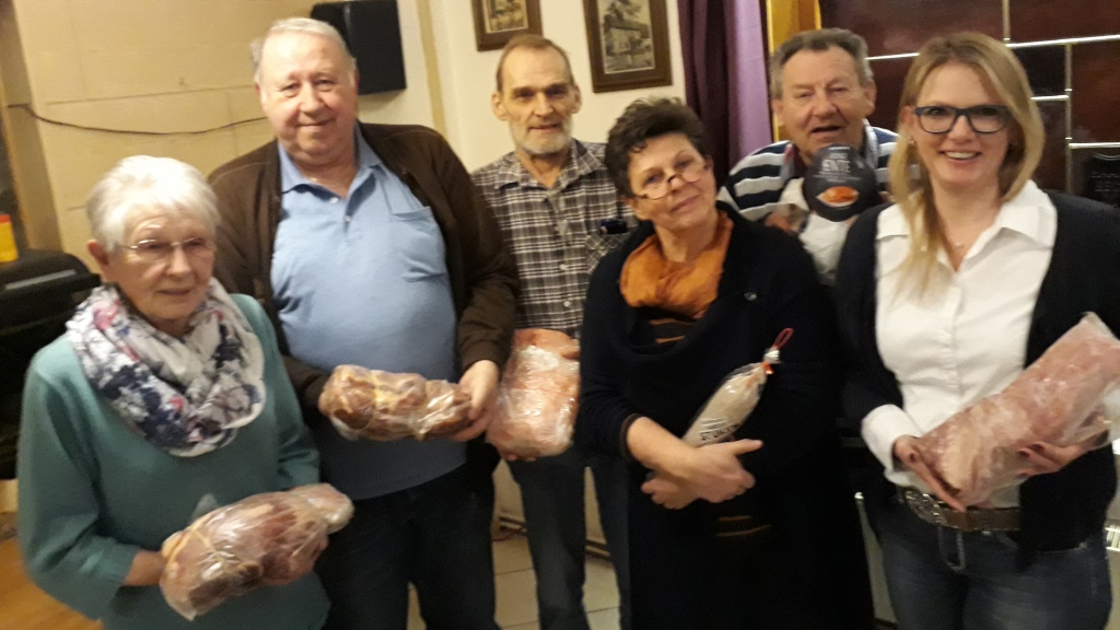 Die Gewinner des Herrhäuser Preisskats und des MauMau-Turniers: (von links) Erika Schwetje, Manfred Sydekum, Jürgen Weikert, Irmtraut Keunecke, Peter Schwetje und Katrin Röbbel mit ihren kulinarischen Preisen. Foto: Appun